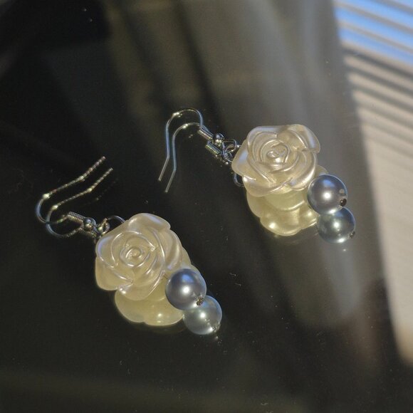 handmade blue flower earrings - Picture 1 of 2